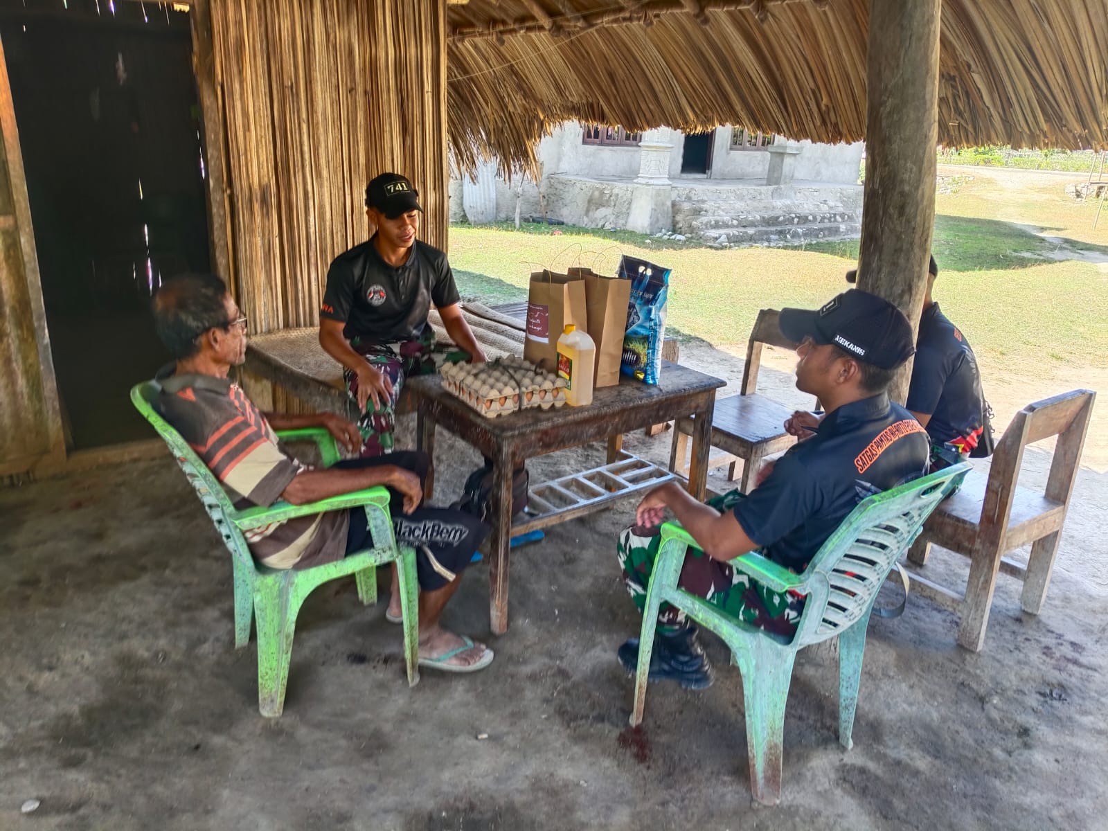 Satgas Yonif 741GN Pos Motamasin Tutup Semarak Agustusan Dengan Berbagi Sembako Kepada Veteran