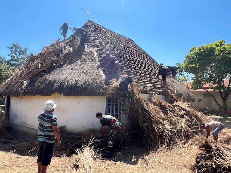 Pembongkaran Atap Rumah Adat, Pos Laktutus Turut Serta Dampingi Masyarakat  