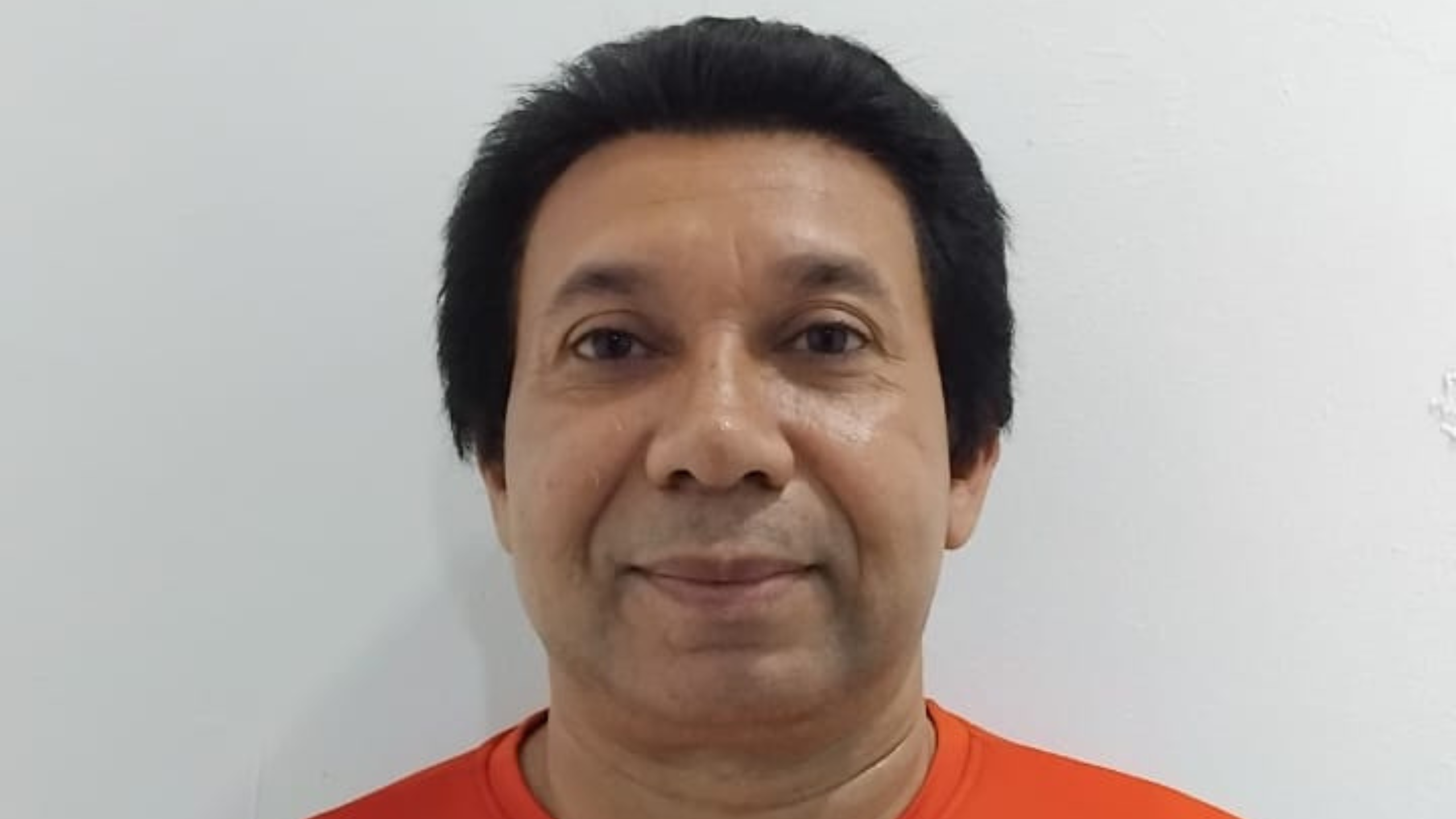 Black White Modern Financial Content YouTube Banner_20251110_133130_0000